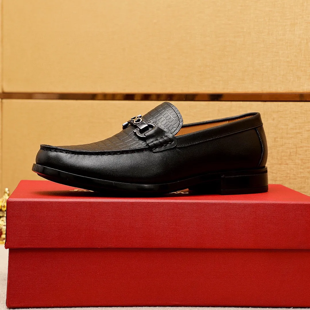 Men's shoes💰480💰 Product trademark: Ferragamo "Ferragamo" casual leather shoes Regular size: 38-44 (45🉑️customized) Product materials: Selected imported first-layer calfskin embossed upper + original hardware buckle, imported water-dyed cowhide leather lining. Strong three-dimensional visual effect, rubber outsole Color: 1⃣️color optional